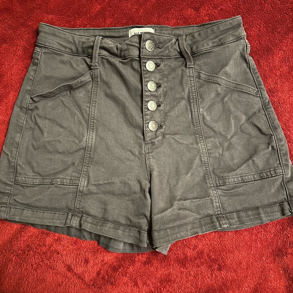 Pistola women 8 cargo shorts, 3.5”, gray, gently used. Hi-rise, button front